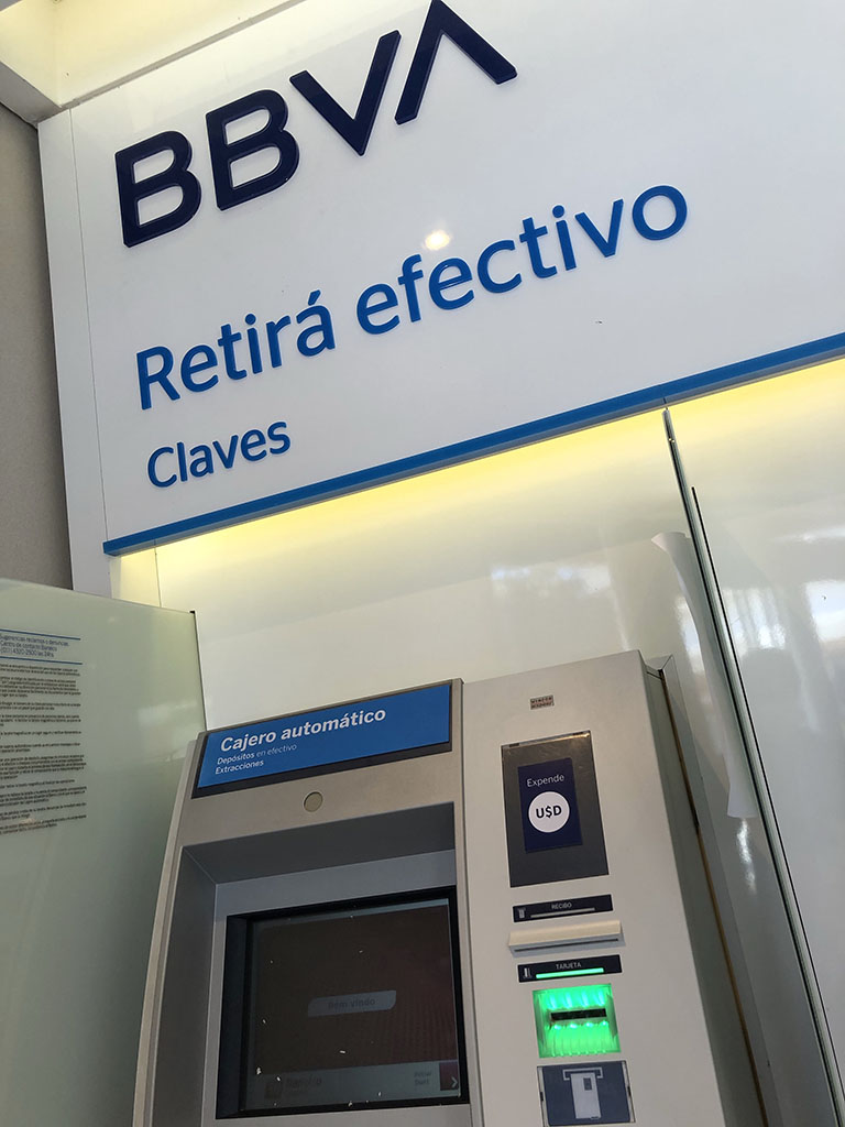 Cajero automático expende dólares BBVA