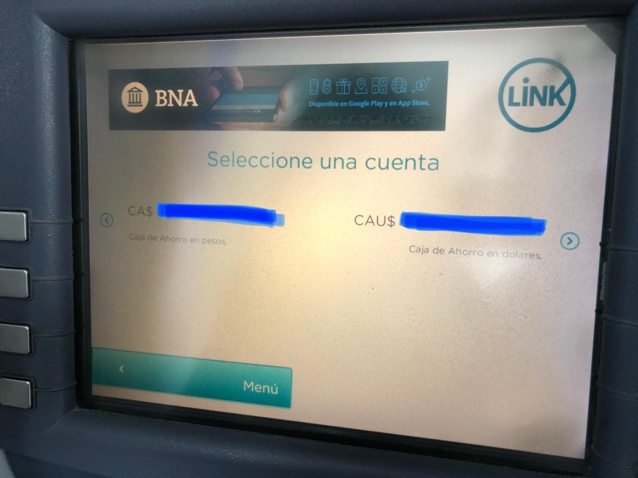 Pantalla de cajero automático de Banco Nación con cuentas en pesos y dólares