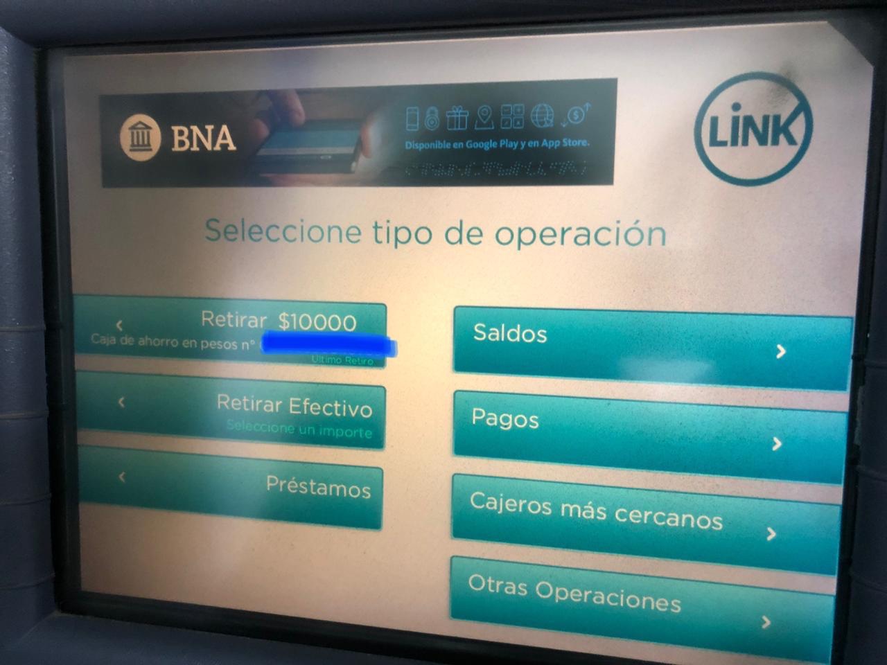 Pantalla de cajero automático de Banco Nación donde sólo dice que se pueden retirar pesos