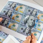 Cómo detectar dólares falsos